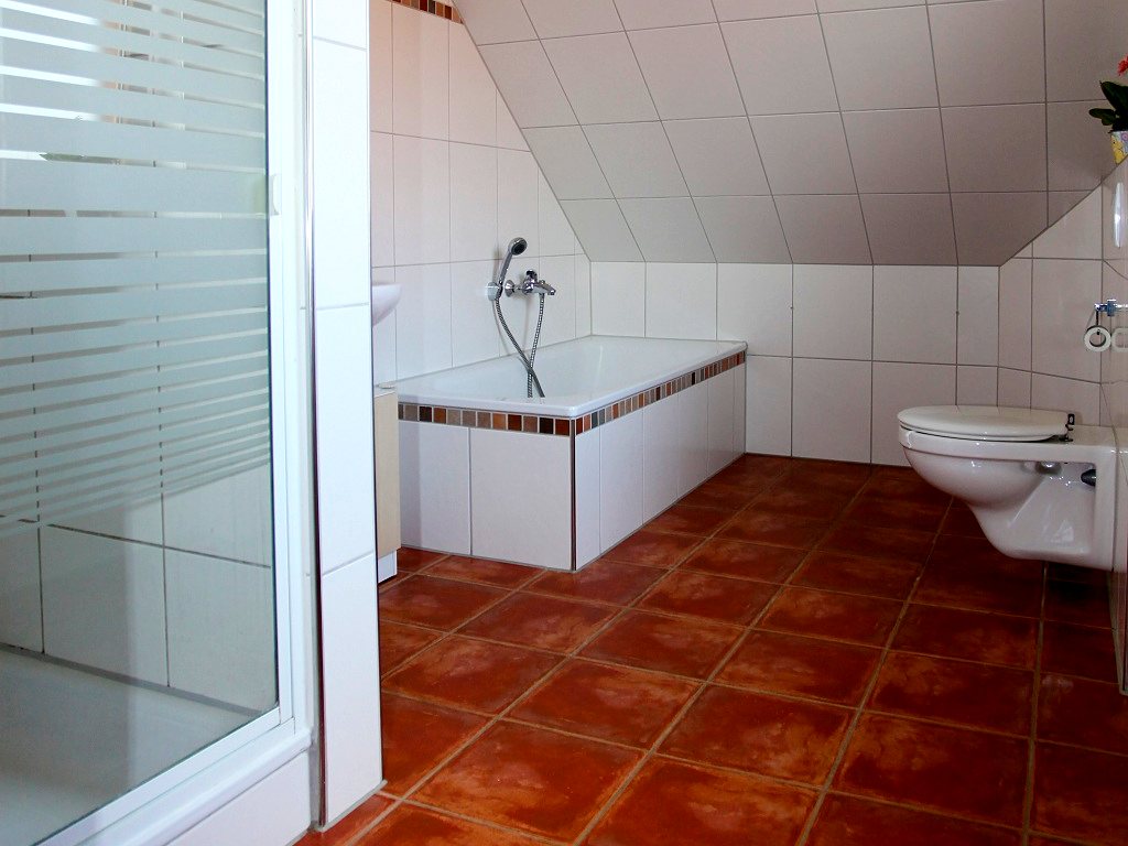 Bad mit Dusche, Badewanne und WC in der Ferienwohnung Hamminkeln