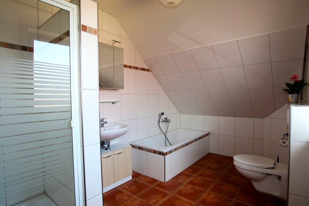 Badezimmer mit Badewanne, Waschbecken und WC in der Ferienwohnung Hamminkeln