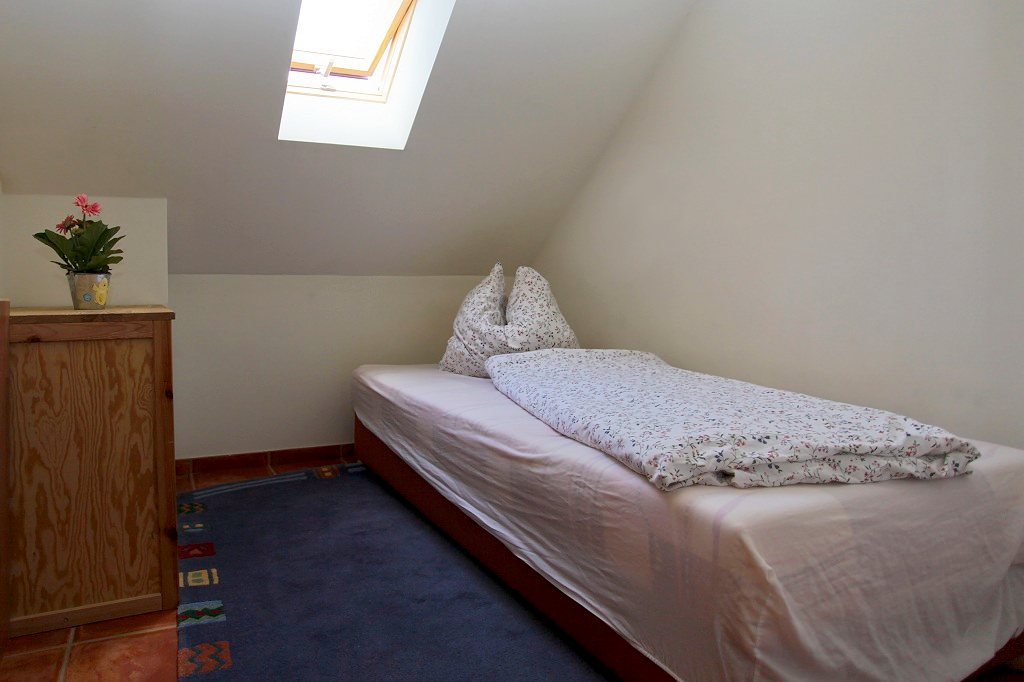 Einzelzimmer mit Einzelbett und Dachfenster in der Ferienwohnung Hamminkeln