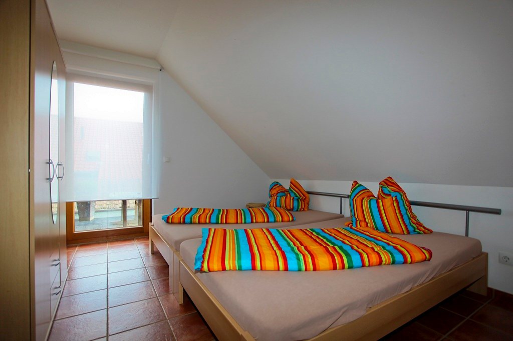 Schlafzimmer mit Doppelbett und Kleiderschrank in der Ferienwohnung Hamminkeln