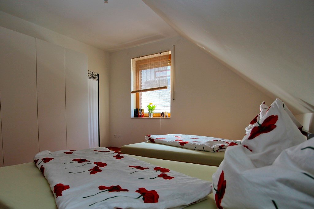 Schlafzimmer mit Betten und Einbauschrank in der Ferienwohnung Hamminkeln