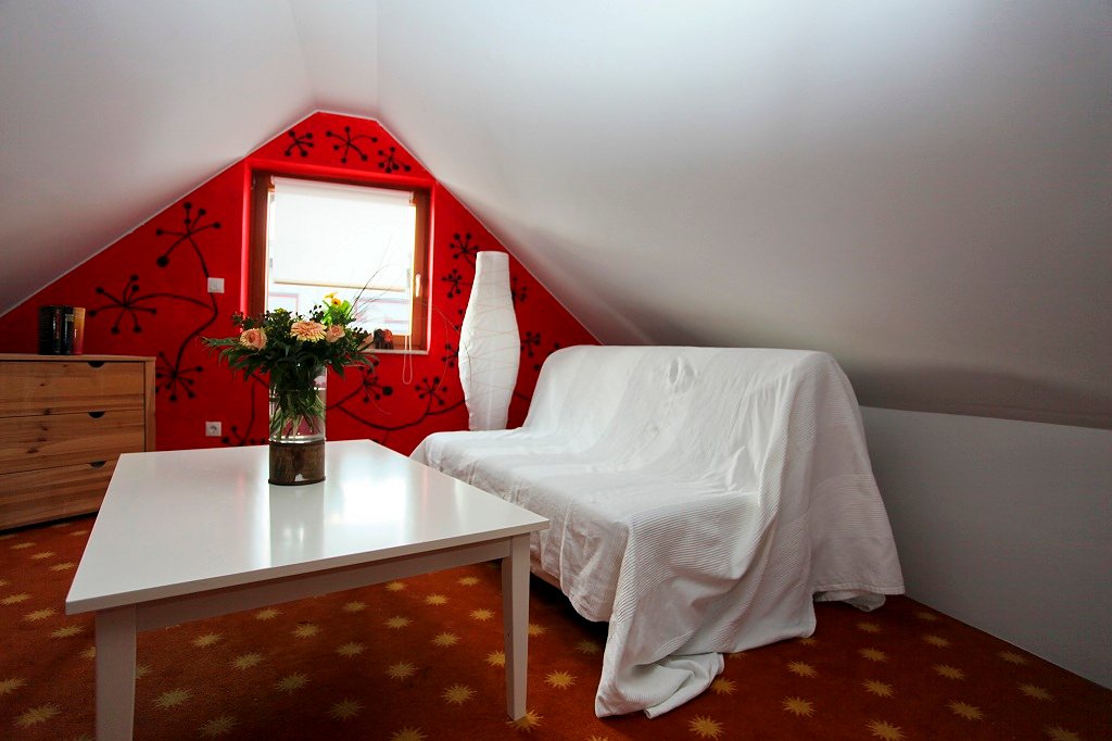Gästezimmer im Spitzboden mit Sofa und Couchtisch in Hamminkeln