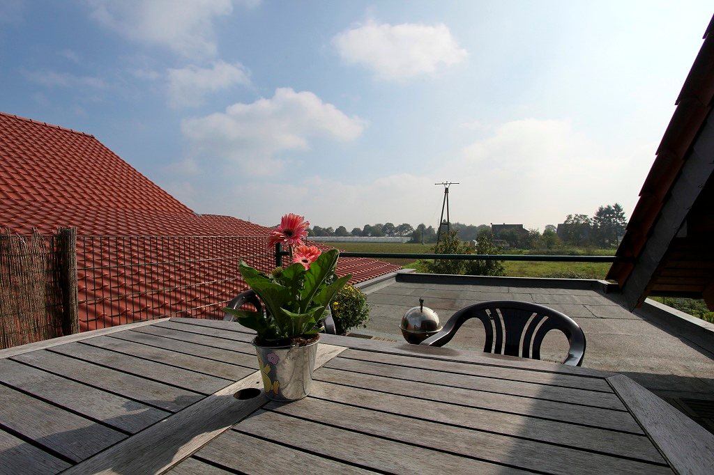 Dachterrasse mit Sitzgarnitur und Blick auf Felder in Hamminkeln