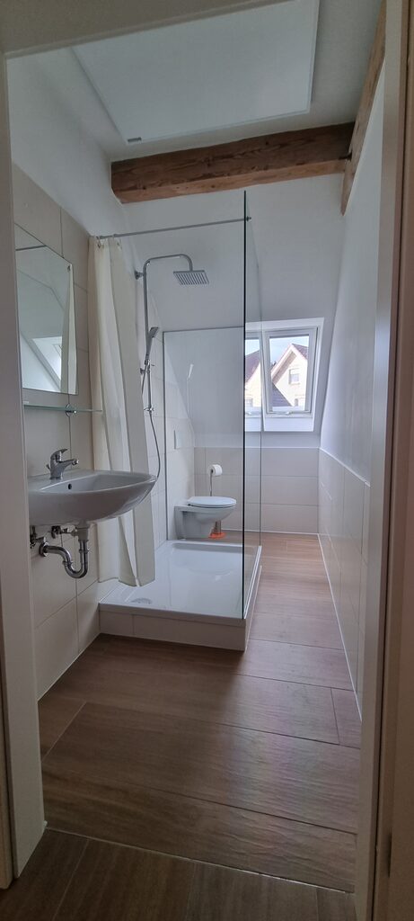 Badezimmer mit Dusche in einer Wohnung in Hamminkeln-Mehrhoog