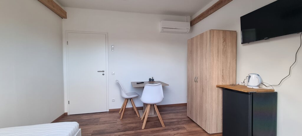 Zimmeransicht mit Kleiderschrank und Fernseher in einer Wohnung in Hamminkeln-Mehrhoog